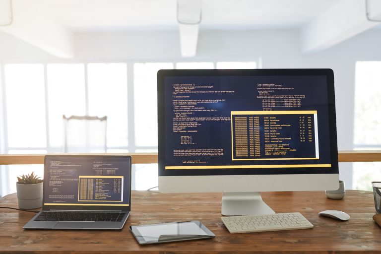 criar website Portugal - computadores com código para site profissional